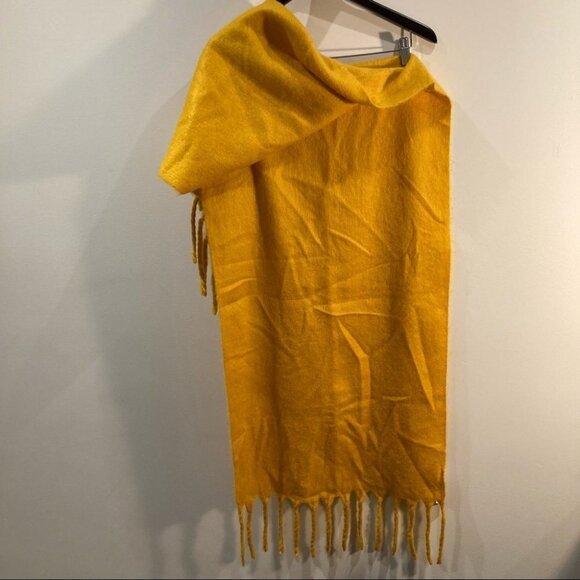 GAP Scarf NWT  Buttery Soft Warm Yellow W/ Fringe - Picture 2 of 5